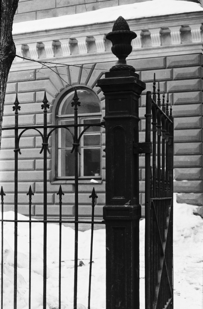 Liisankatu 8. Portinpylväs Maatilahallituksen pihan laidalla Liisankatu 8:ssa.