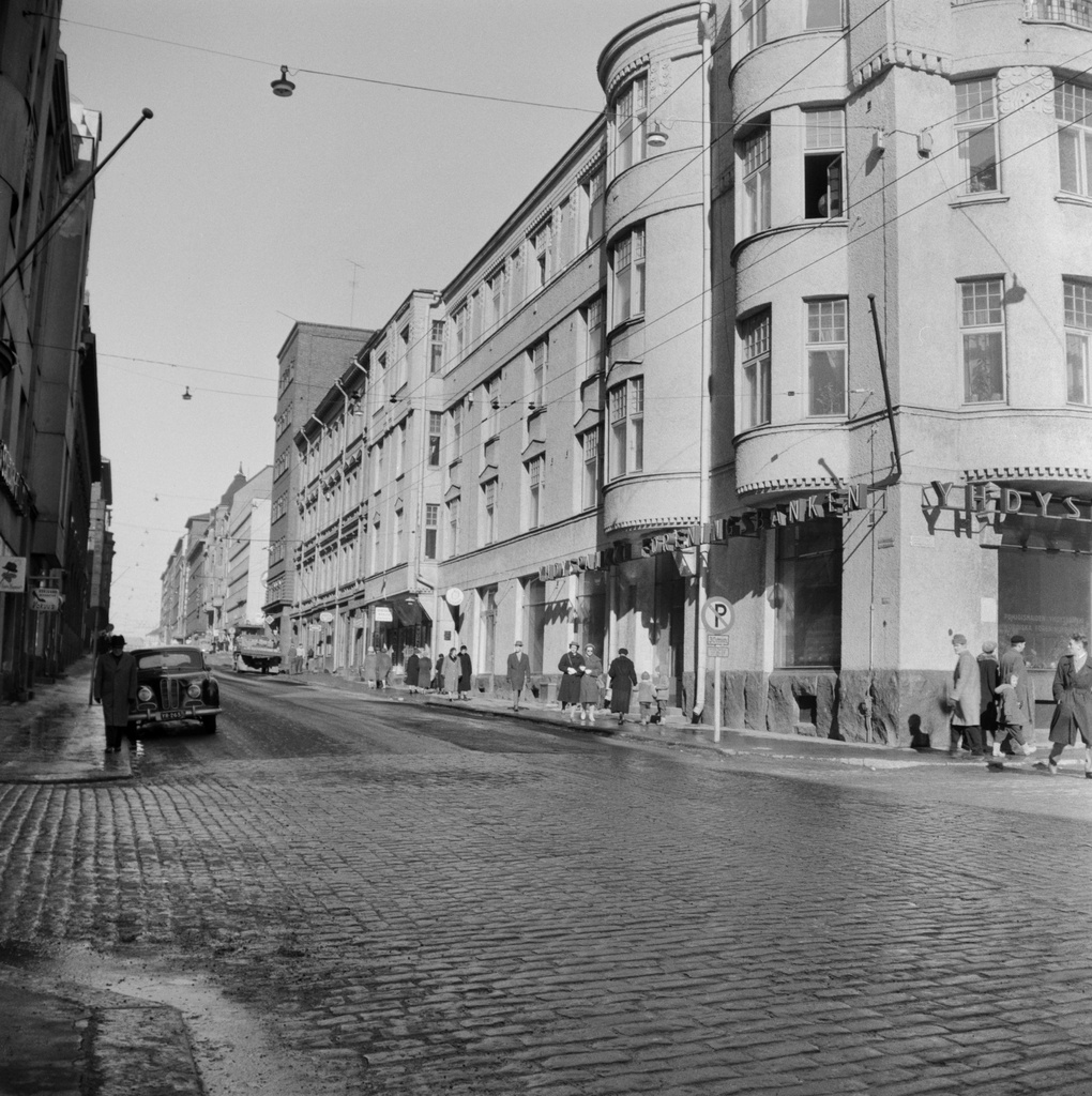 Fredrikinkadun ja Lönnrotinkadun risteys, jalankulkijoita Yhdyspankin konttorin edustalla