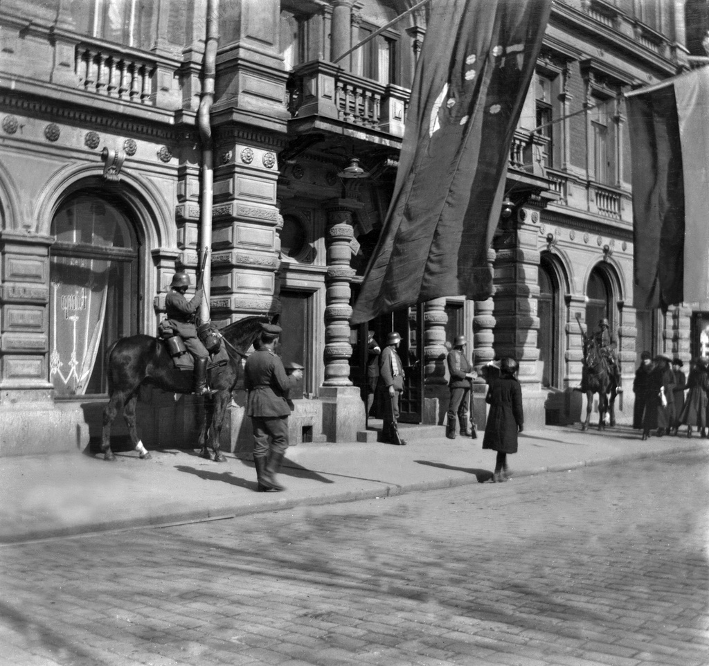 Helsingin valtaus 1918. Saksalaisten päämaja Hotelli Kämpissä, Pohjoisesplanadi 29.