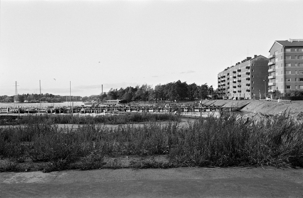 Taivallahti, oikealla Merikannontie 1 ja 3. Etualalla venesatama.