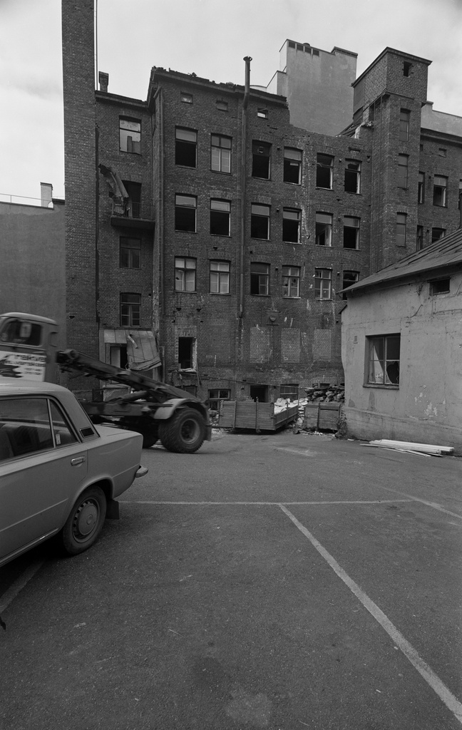 Korkeavuorenkatu 36, piharakennuksen purkutöitä.