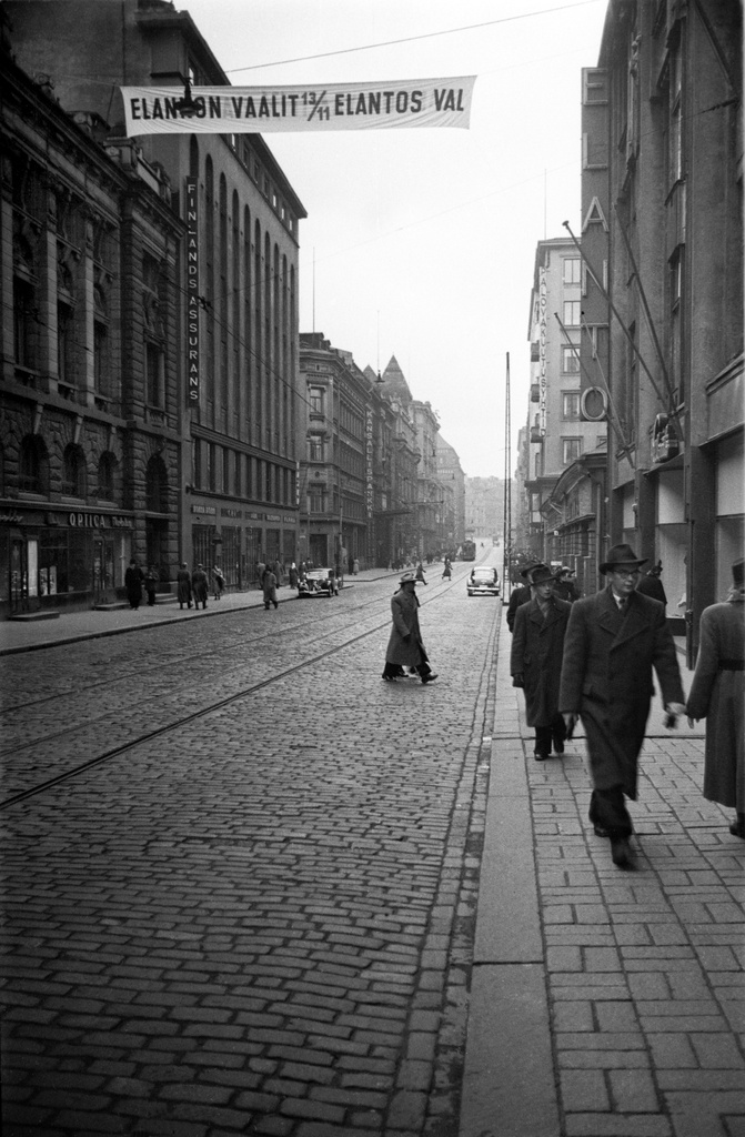 Aleksanterinkatu 9, 36, 38, 40. Kadun yläpuolella Elannon vaalien mainos.