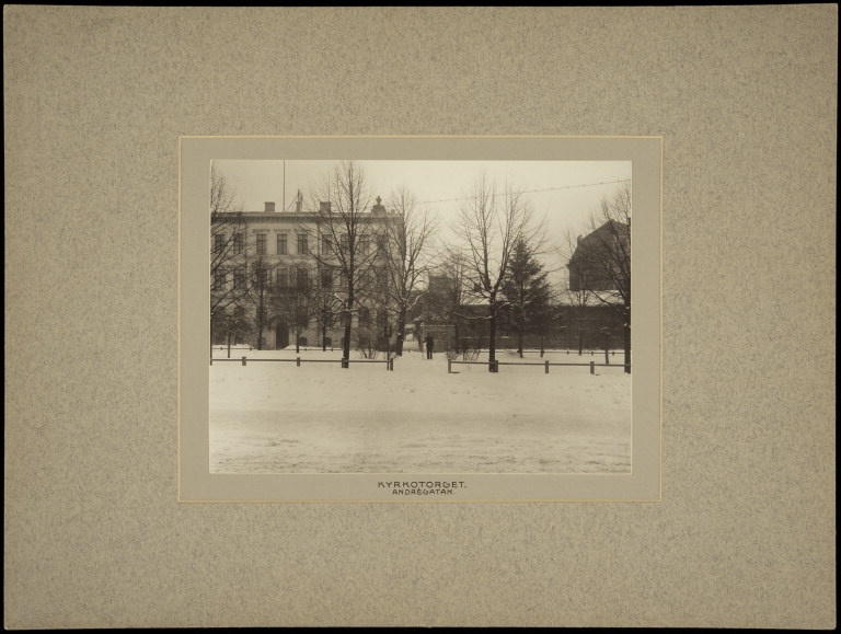 Talvinen näkymä Antinkadulta (=Lönnrotinkatu), Vanhan kirkon edestä, kohti Kirkkotoria (=Lönnrotin puistikko)