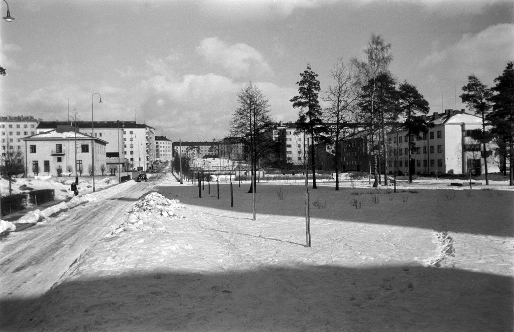 Arvo Ylpön puisto ja Kirjailijanpuisto. Vasemmalla Tavaststjernankatu, Oikealla Mikael Lybeckin katu.