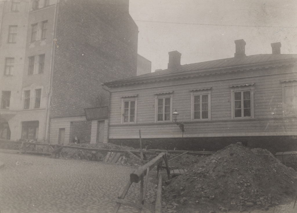 Kasarmikatu 20. Näkymä tietöiden runtelemalle kadulle.