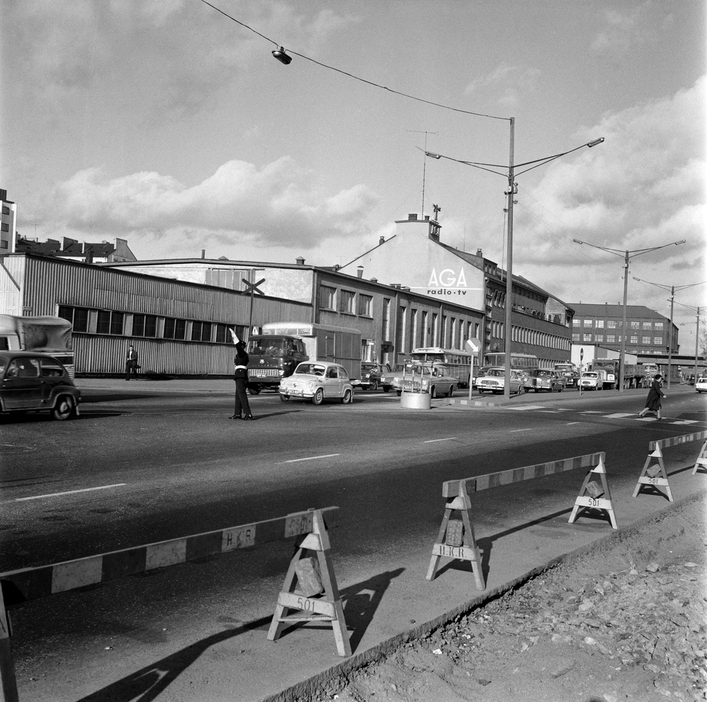 Poliisi ohjaamassa liikennettä Sörnäisten rantatiellä