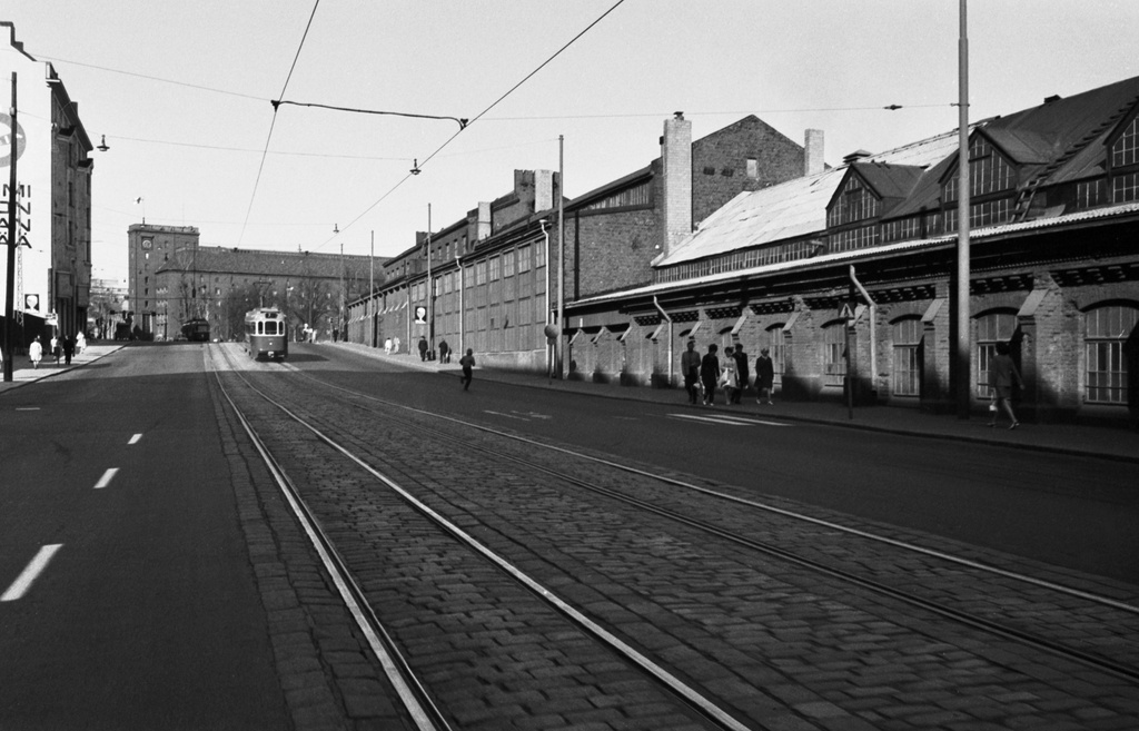 Hämeentie 7, 9 Katuäkymä Hämeentieltä Neljännen linjan kulmilta koilliseen, Haapaniemen kentän (nyk. Väinö Tannerin kenttä) suuntaan