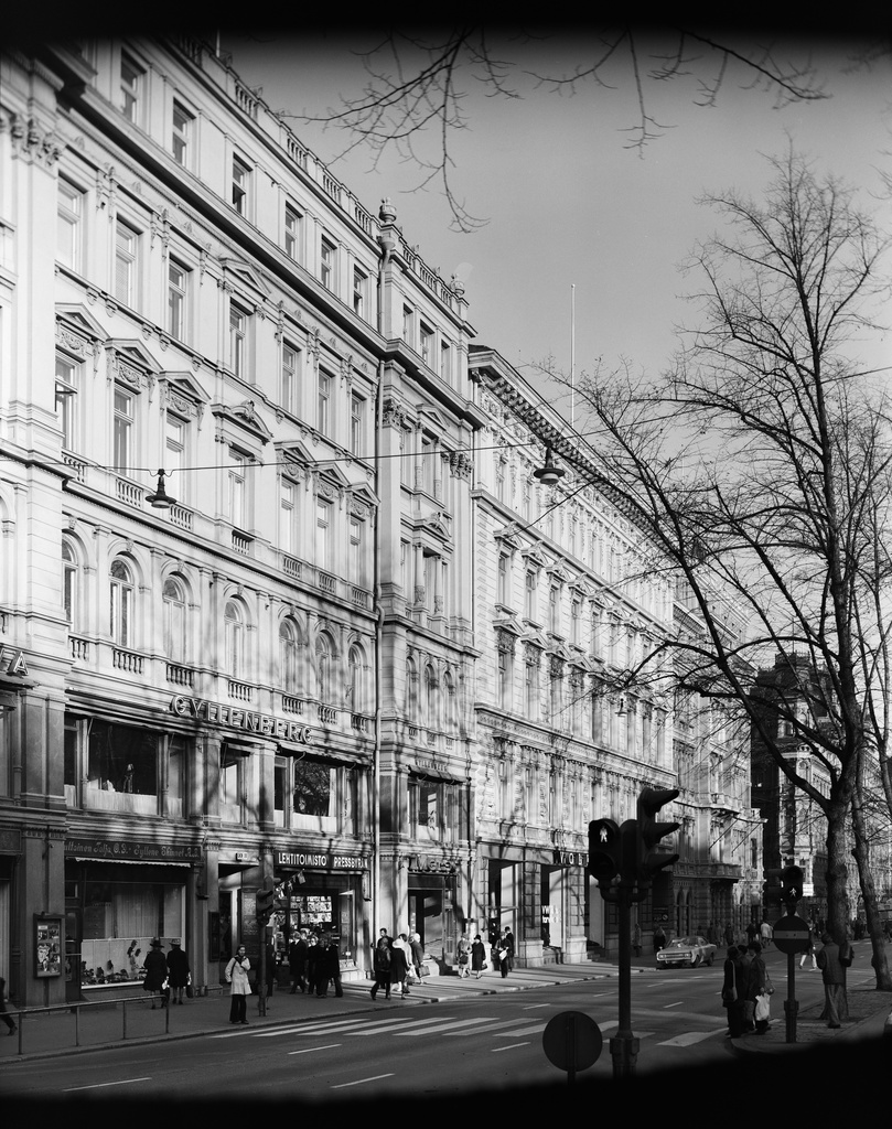 Pohjoisesplanadi 33. 31. ja 29. Näkymä Teatteriesplanadilta kohti Pohjoisesplanadin alkupäätä.