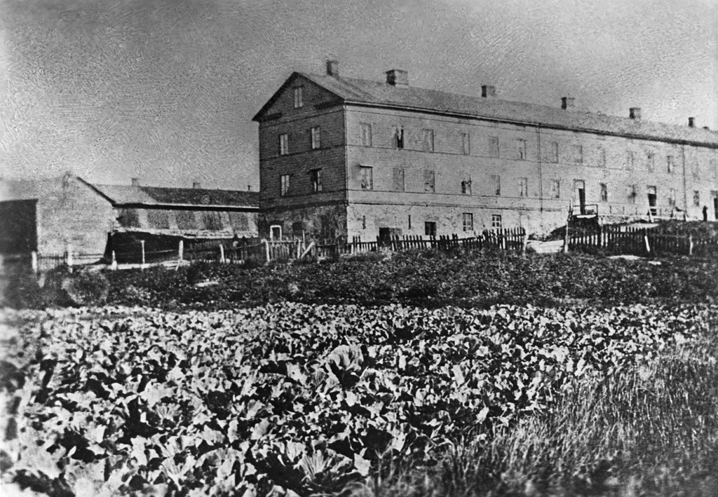 Läntinen Viertotie 6 (Mannerheimintie 34), Tallgrenin huvilat, Fjälldal A. Kaalimaa Tallgrenin huviloiden luona.
