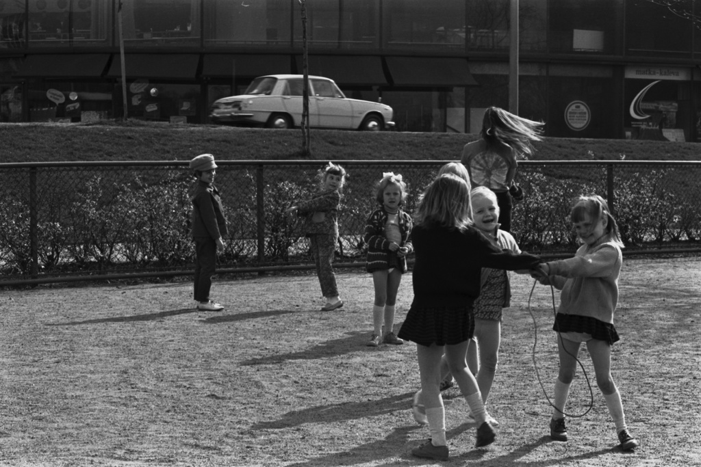Tokoinranta. Lapsia piirileikissä Eläintarhantien ja Säästöpankinrannan kulmauksessa olevassa puistossa.