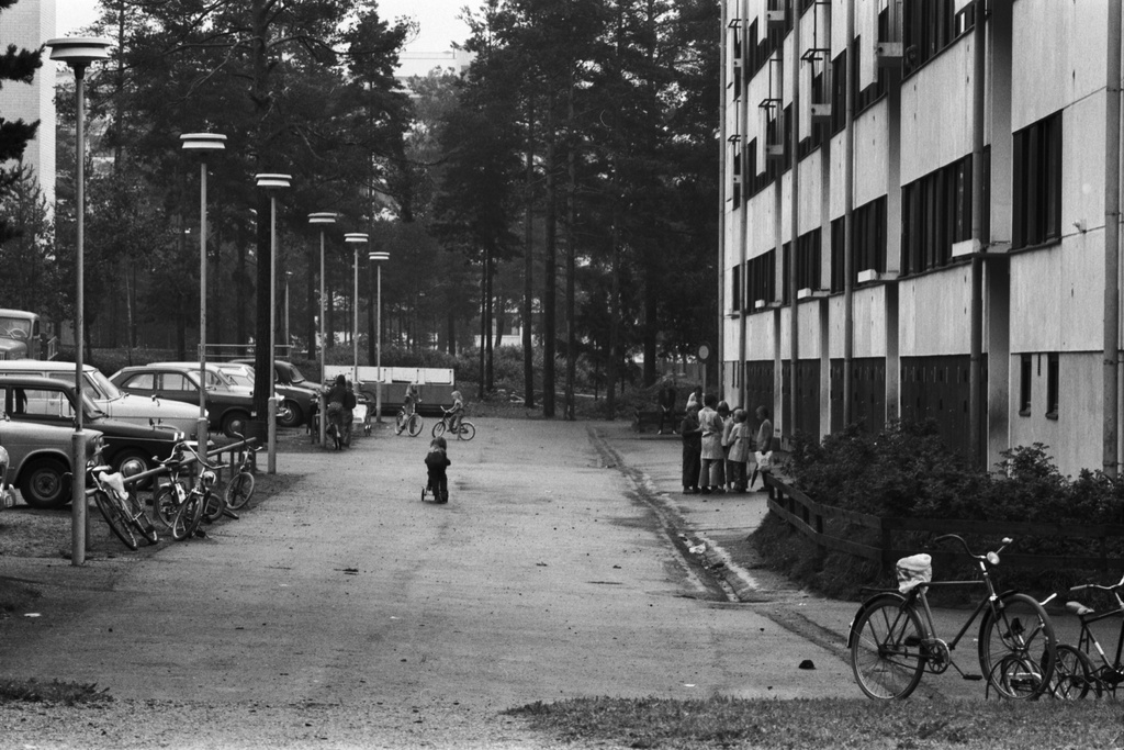 Myllymatkantie 6. Lapsia ja nuoria Myllymatkantie 6 A-E -talon pihapiirissä