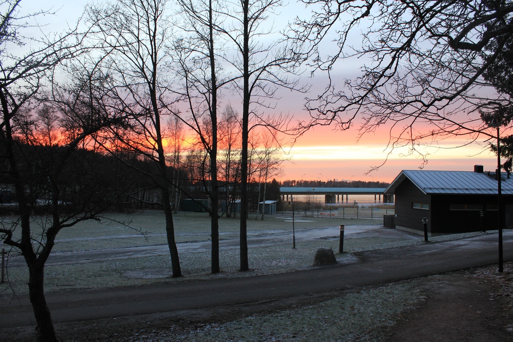 Näkymä Vuosaaren Rastilan uimarannalta Vuosaaren sillalle päin talvella auringonlaskun aikaan. Taustalla Vartiokylänlahti.