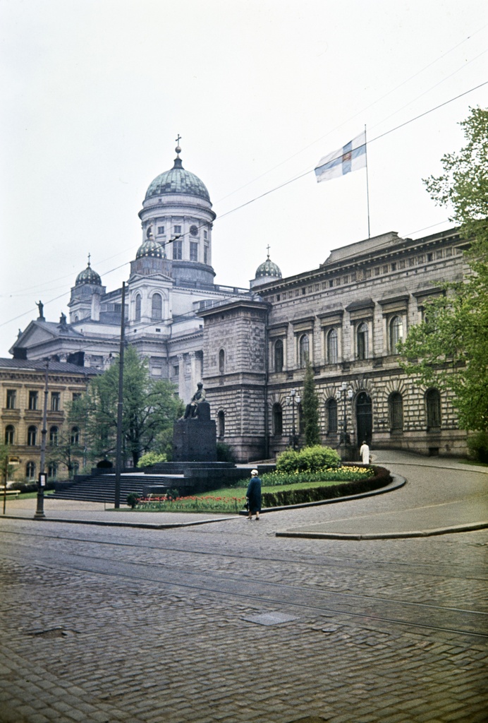 Snellmaninaukio, Snellmaninkatu 6. - Kirkkokatu 16. Suomen pankki, jonka edessä Emil Wikströmin tekemä Johan Vilhelm Snellmanin patsas vuodelta 1923.