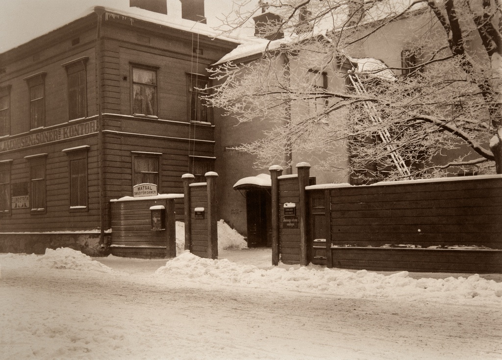 Fabianinkatu 4. Pohjoisen Makasiinikadun ja Fabianinkadun kulmatalo kuvattuna vuotta ennen purkamistaan.