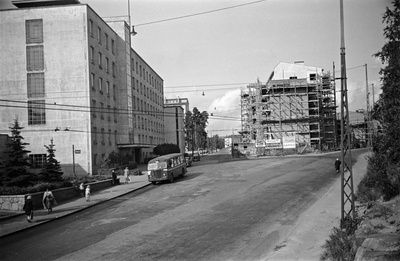 Haartmaninkatu 2, 1. - Topeliuksenkatu 30. Vasemmalla HYKS Naistenklinikka keskellä Työterveyslaitoksen talo rakenteilla. Rakennus valmistui keväällä 1951.  similar photo