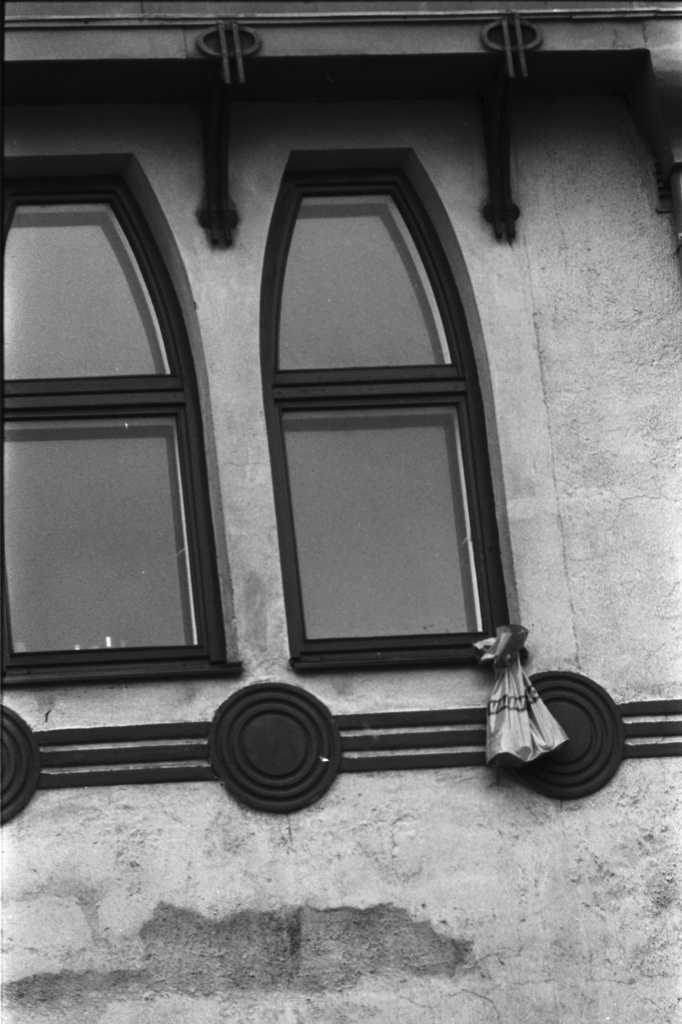 Meritullinkatu 26. Valintatalon muovikassi roikkumassa Meritullinkatu 26:n ylimmän kerroksen asunnon ikkunan ulkopuolella.