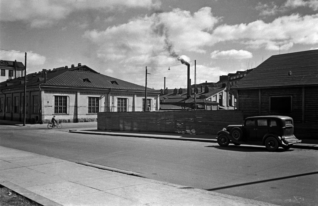 Näkymä Humalistonkadulle. Vasemmalla Töölönkatu 51b, jonka takaa pilkottaa Töölönkatu 51a. Tiloissa toimi myöhemmin Kulttuuritehdas Korjaamo. Oikealla tontti Humalistonkatu 8.