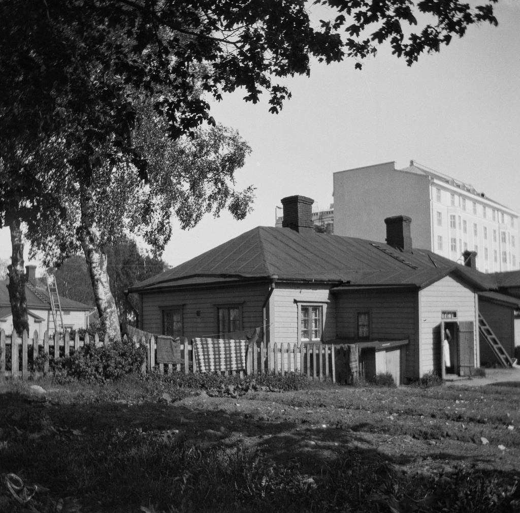 Creutzinkatu, nykyinen Vänrikki Stoolin katu 12.  Taustalla Apollonkatu 3.