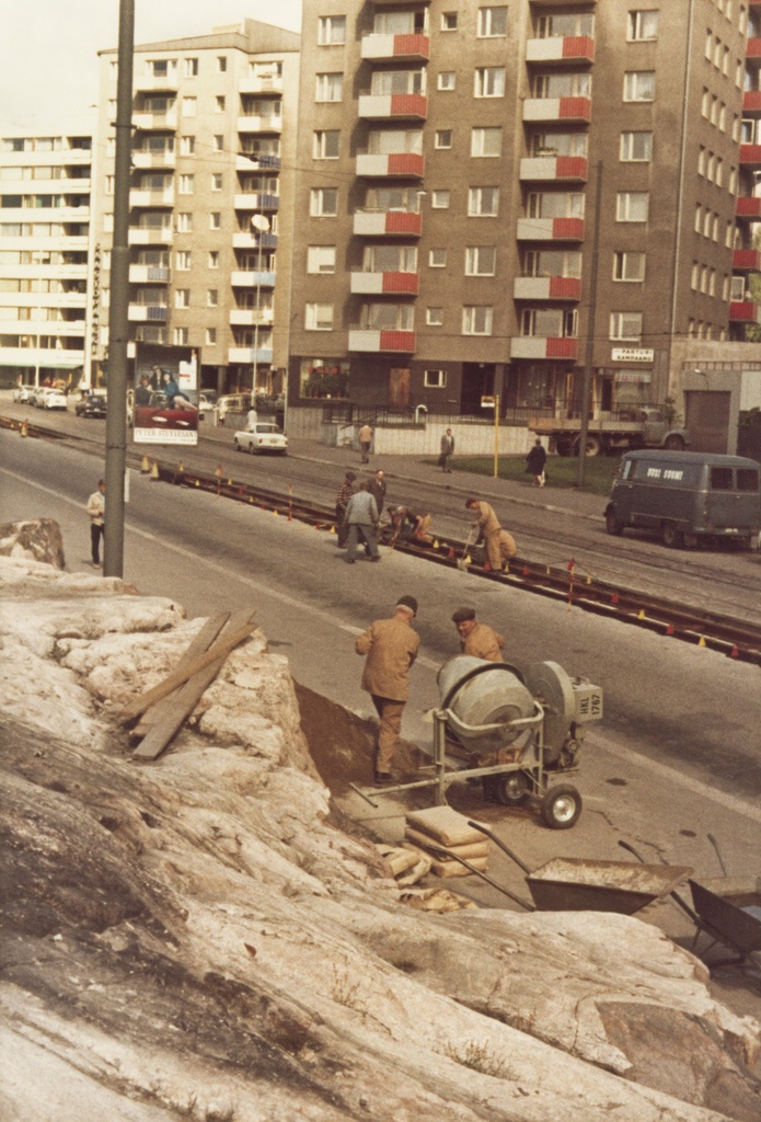 Raitiotien pohjustustöitä Toisella linjalla.