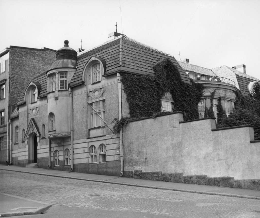 Raatimiehenkatu 1. Rakennuksen suunnitellut arkkitehtitoimisto Grahn, Hedman & Wasastjerna.Purettu 1960.