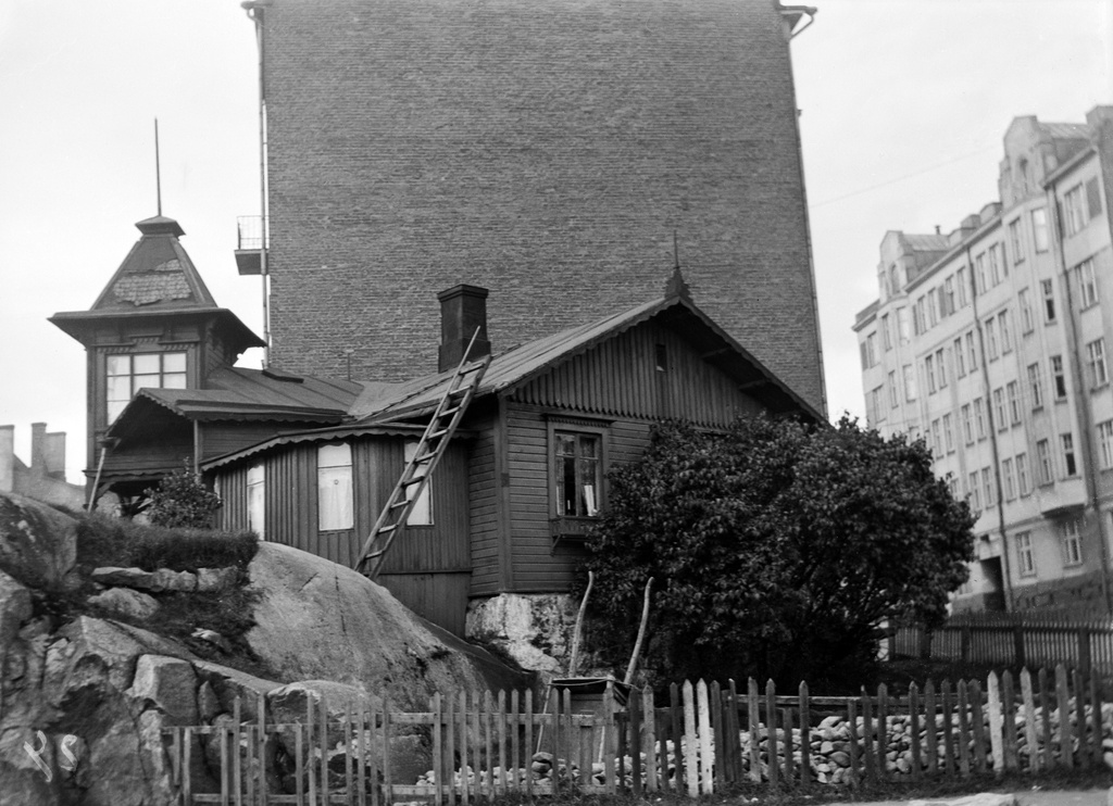 Pääskylänrinne 3.  -  Kulmavuorenkatu 9, kulma.