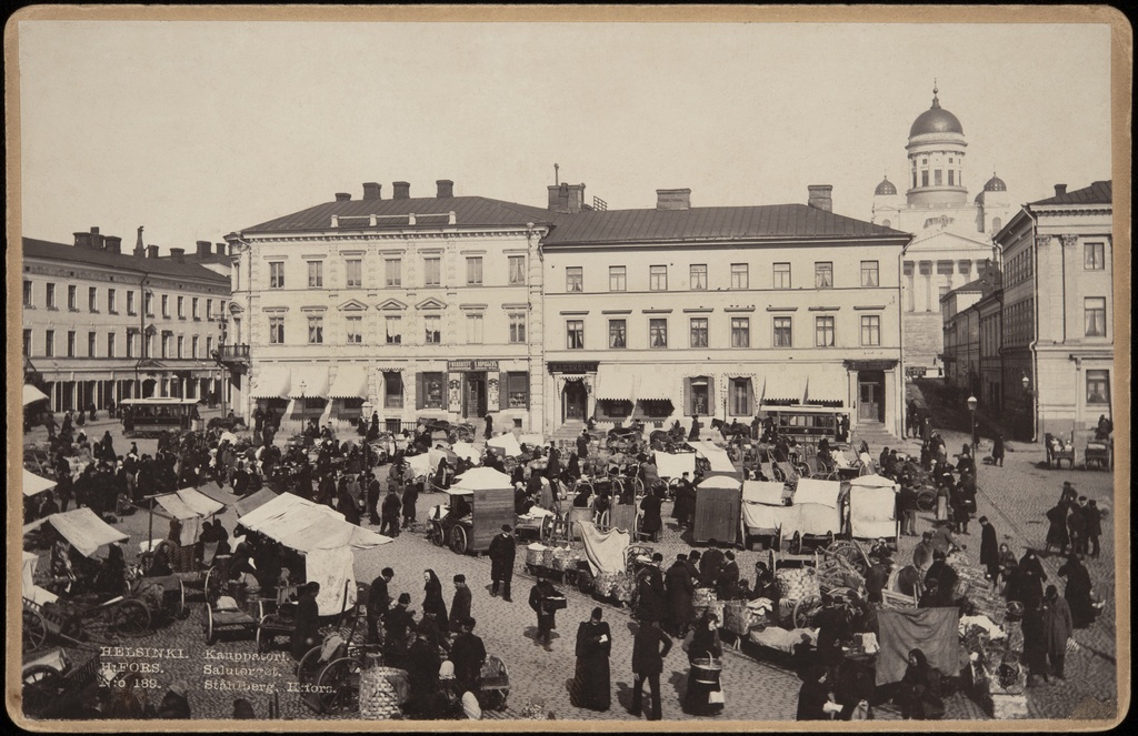 Näkymä Kauppatorille, taustalla Pohjois-Esplanaadikatu (=Pohjoisesplanadi) 15 ja 17, joiden edessä mm. hevosraitiovaunuja