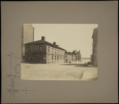 Elisabetinkatu (=Liisankatu) 7, 5, 3, 1 - Konstantininkatu (=Meritullinkatu) 25 nähtynä itään kohti Pohjoisrantaa.  duplicate photo