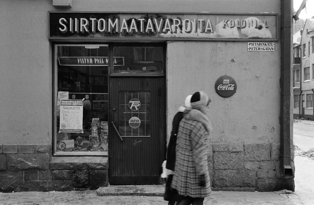 Siirtomaatavaraliike Pietarinkadulla Huvilakadun kulmassa.