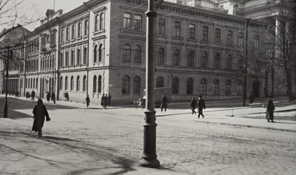 Nikolainkatu (nyk. Snellmaninkatu) 6 ja Kirkkokatu 16 kulmaa