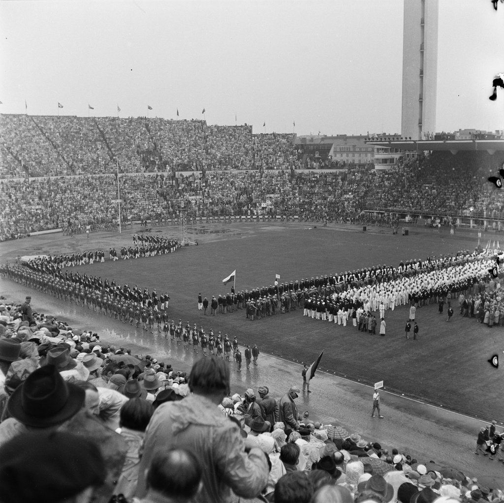 Helsingin olympialaiset 1952. Avajaiset 19.7.  Olympiastadionilla. Saksan joukkue marssii kentälle.