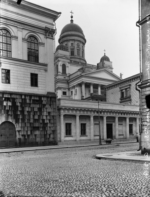 Nikolainkirkko (=Suurkirkko, Helsingin tuomiokirkko) nähtynä itäpuolelta Nikolainkadun (=Snellmaninkatu) ja Hallituskadun risteyksestä.  duplicate photo