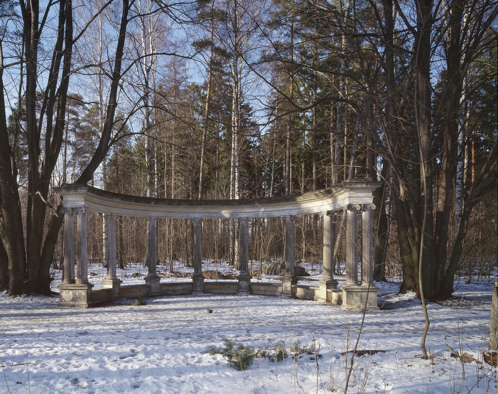 Villiintyneessä puutarha oleva pylväikkö