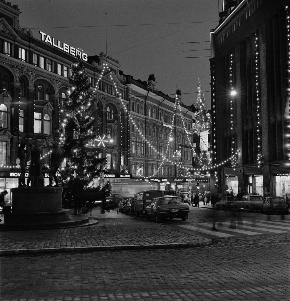 Aleksanterinkatu joulukatuna nähtynä Kolmensepänaukiolta.