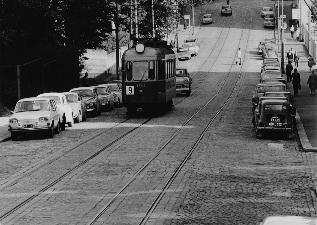 Linjan 9 raitiovaunu Snellmaninkatu 17:n kohdalla
