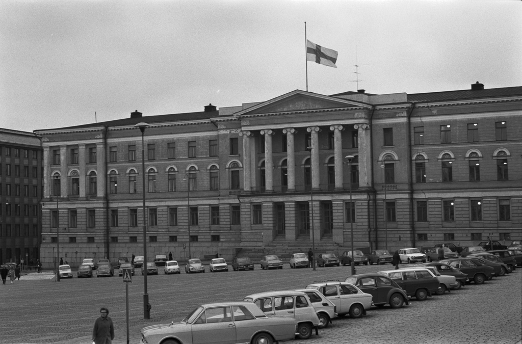 Unioninkatu 34. Helsingin yliopiston päärakennus, jonka katolla liehuu Suomen lippu puolitangossa yliopiston kanslerina 1968-1973 toimineen Pentti Renvallin kuoleman johdosta