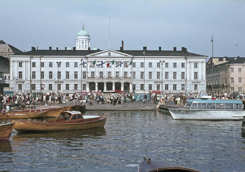 Veneitä Kolera-altaalla. Taustalla on Kauppatori ja kaupungintalo, Pohjoisesplanadi 13 -11. Torikauppa on päättymässä Kauppatorilla.