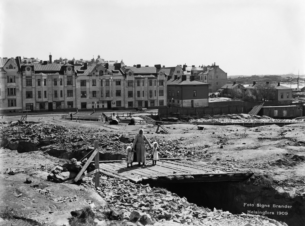 Laivurinkatu 11, 9, 7, 5, 1.  Kuvattu nykyisen Chydeniuksentien ja Juhani Ahon tien risteyksen kohdalta kaakkoon.