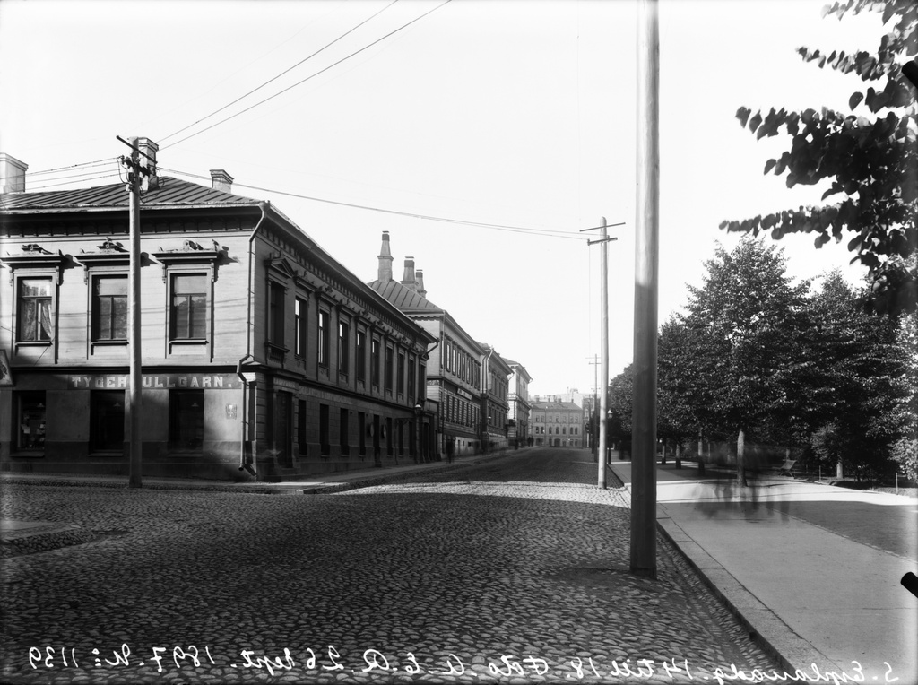 Etelä-Esplanaadikatu (=Eteläesplanadi) 14, 16, 18 ja 20 Heikinkadulle (=Mannerheimintie) päin nähtynä.