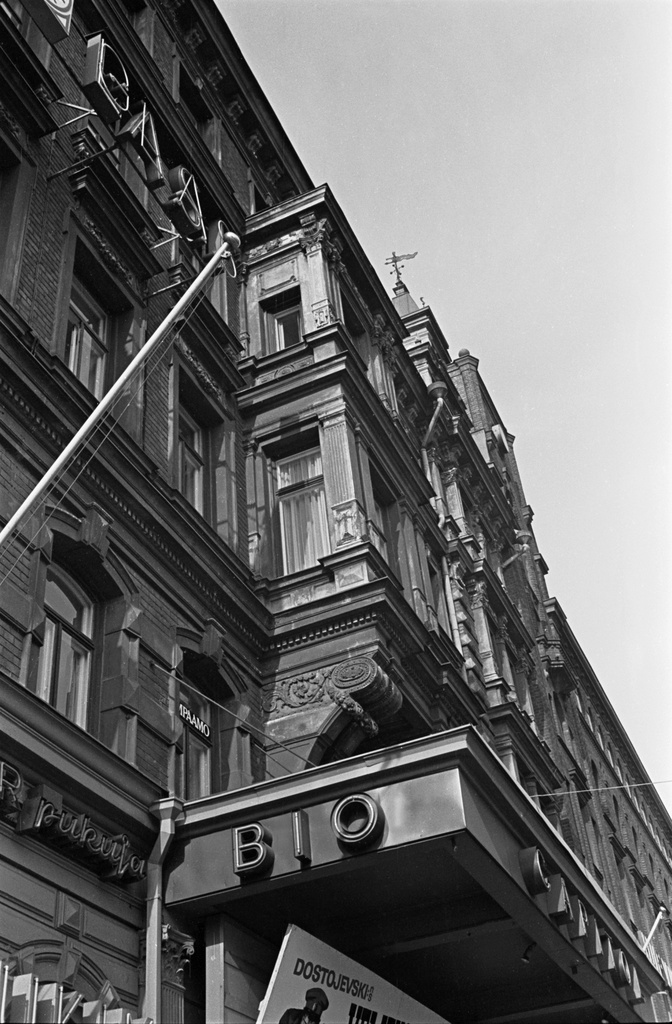 Mannerheimintie 16. Elokuvateatteri Bio Capitolin julkisivua Mannerheimintiellä.