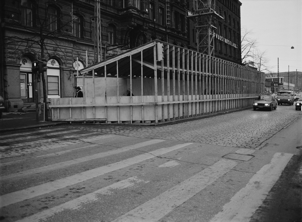 Forumin rakennustyömaa, Mannerheimintie 20.   Katettu jalkakäytävä Mannerheimintiellä.