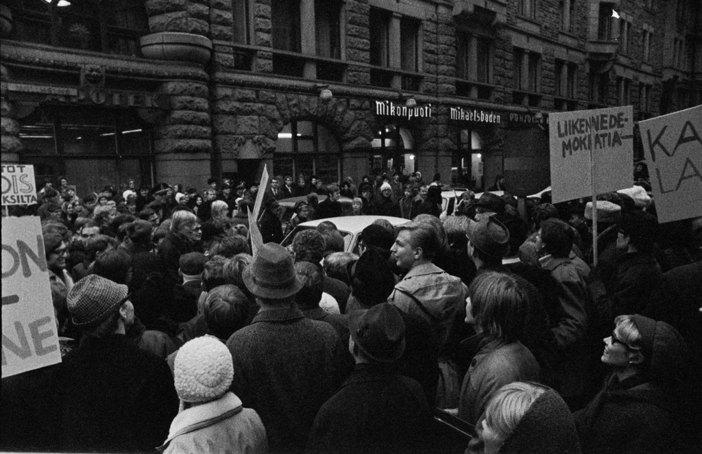 Liikennepoliittisen yhdistys Enemmistö ry järjesti mielenosoituksen Mikonkadulla. Keskellä henkilöauto.