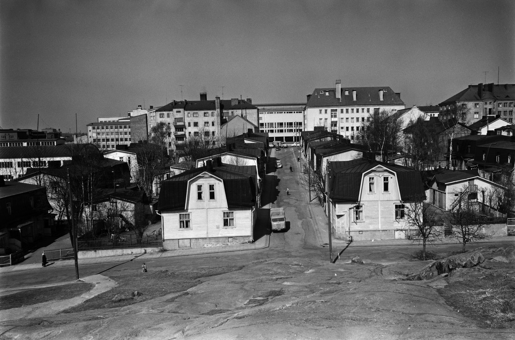 Virtaintien ja Sturenkadun risteys Keuruunpuiston suunnalta katsottuna