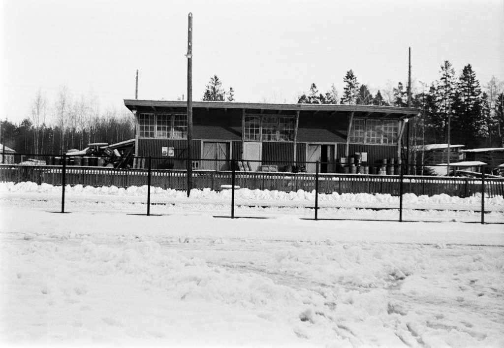 Huopalahden aseman tavaramakasiini kuvattuna Huopalahden asemarakennuksen edestä.