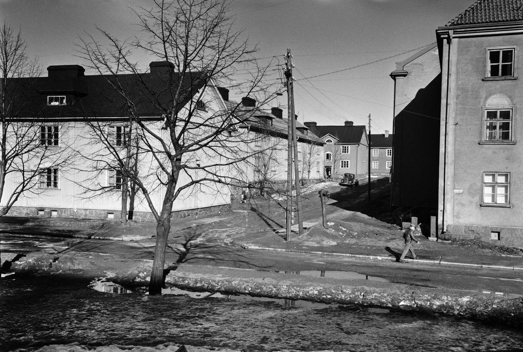 Anjalantien ja Kangasalantien risteys, kunnalliset työväenasunnot vasemmalla osoitteessa Anjalantie 2, 4 ja 6.