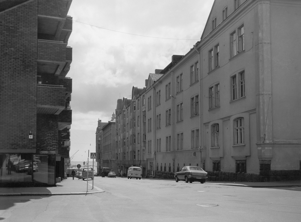 Neitsytpolku 6, 4, 2. Numeron 6 talon suunnitellut arkkitehti A.J. Holländer, 1905. Purettu 1976.