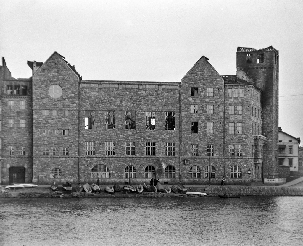 Helsingin valtaus: Työväentalo kuvattuna Säästöpankin rannan puolelta ampumisen ja tulipalon jäljiltä.