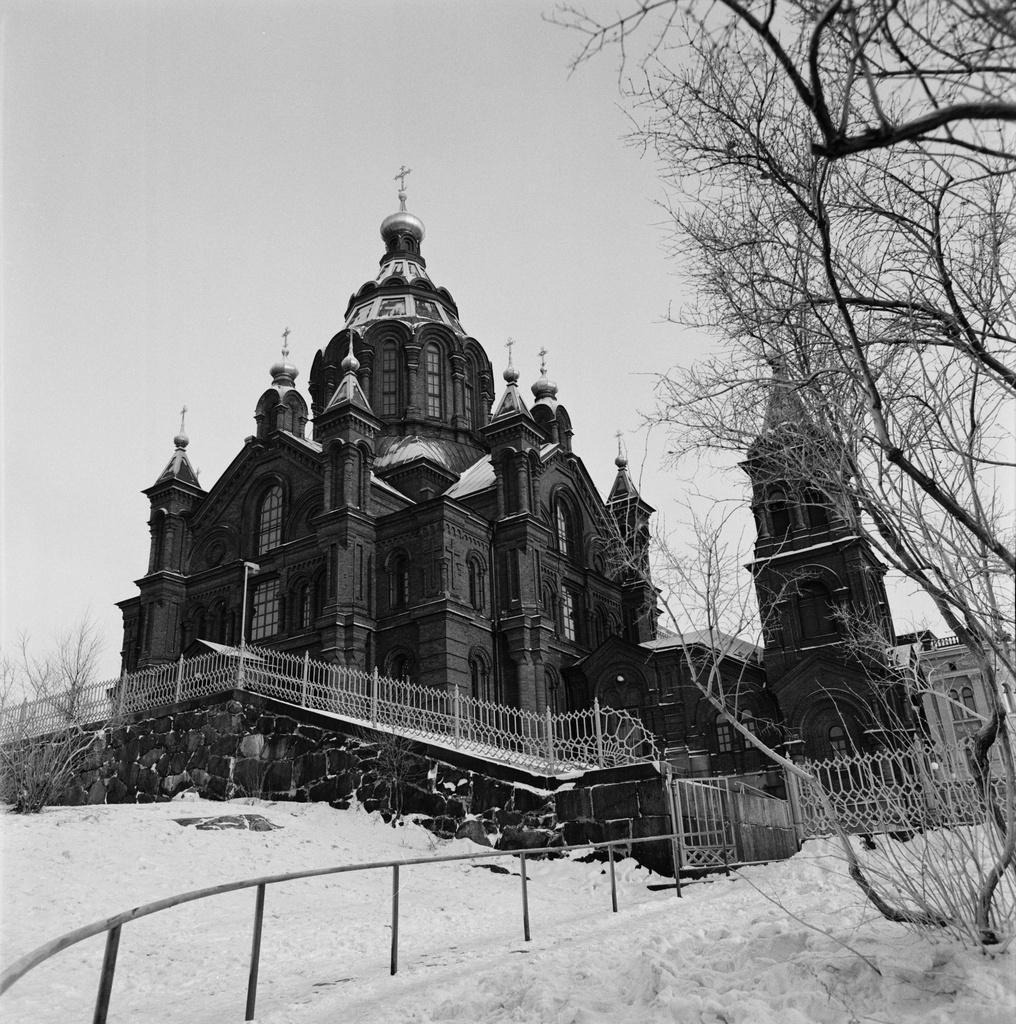 Uspenskin katedraali talvella nähtynä Katajanokan puistosta (= Tove Janssonin puisto).
