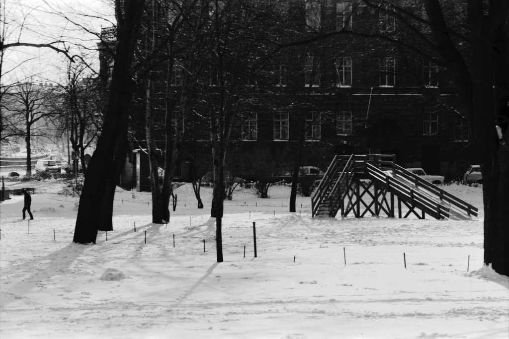 Luminen Liisanpuistikko, jossa puinen jäämäki
