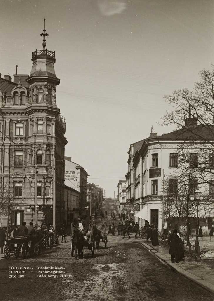 Näkymä Fabianinkadulle, vossikoita ja jalankulkijoita kadulla, oikeassa reunassa Esplanadin puisto