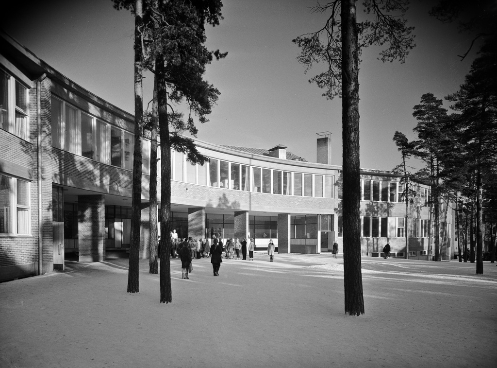 Uusi Meilahden kansakoulu. Rakennuksen olivat suunnitelleet arkkitehdit Osmo Sipari ja Viljo Revell (ko kohteen arkkitehtikilpailun voittajat), kaarevarunkoinen koulu rakennettiin vuosina 1949-1953.